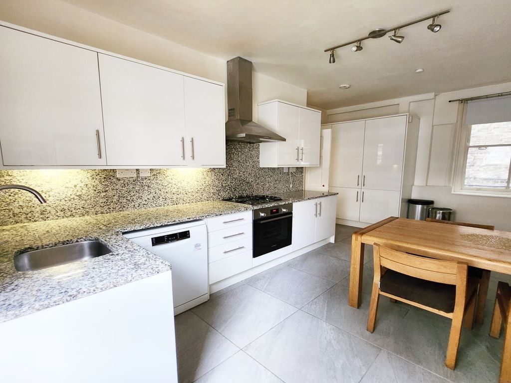 4 bed flat to rent in Clarence Gate Gardens, Glentworth Street, Marylebone, London NW1, £6,067 pcm