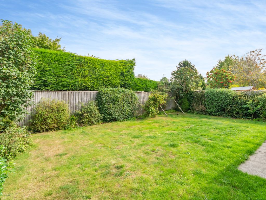 2 bed bungalow for sale in Russell Close, Little Chalfont, Amersham HP6, £675,000