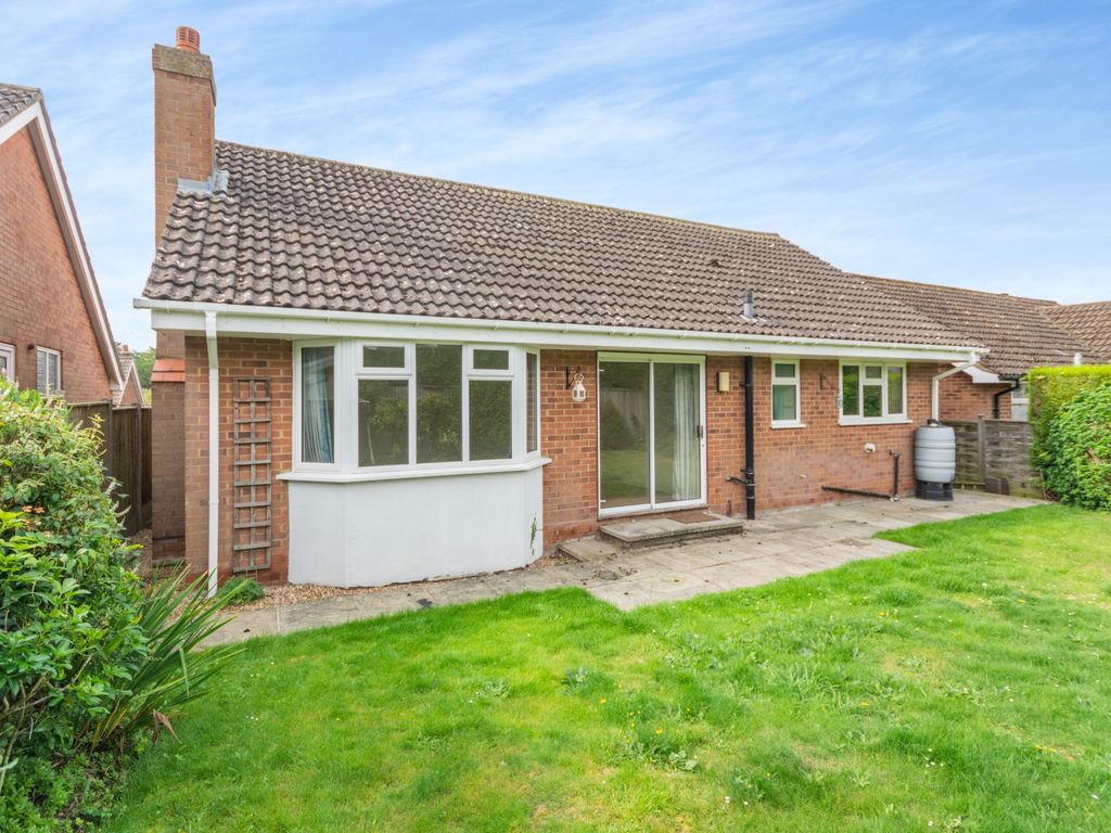 2 bed bungalow for sale in Russell Close, Little Chalfont, Amersham HP6, £675,000