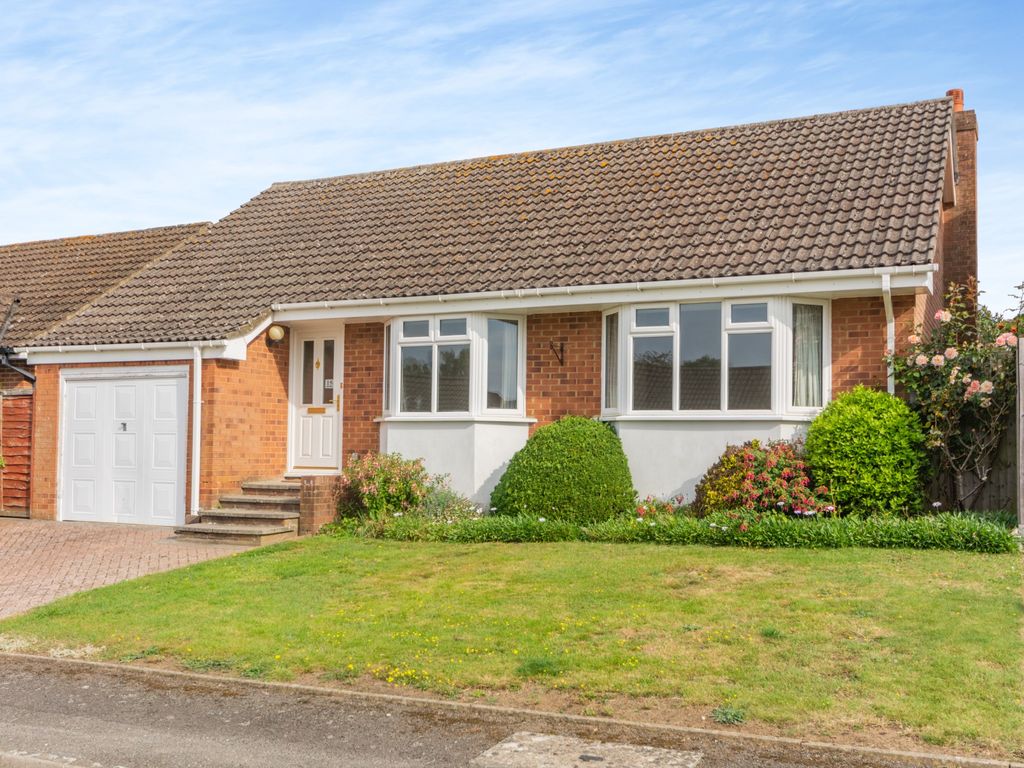 2 bed bungalow for sale in Russell Close, Little Chalfont, Amersham HP6, £675,000