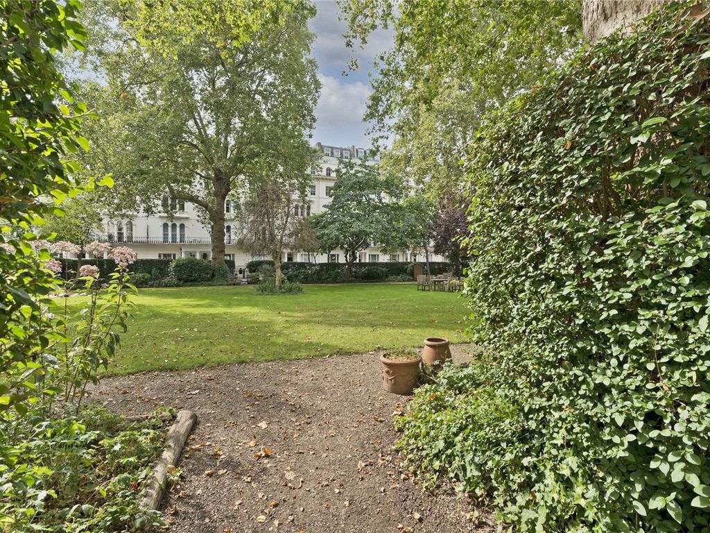 2 bed flat for sale in Kensington Gardens Square, London W2, £1,495,000