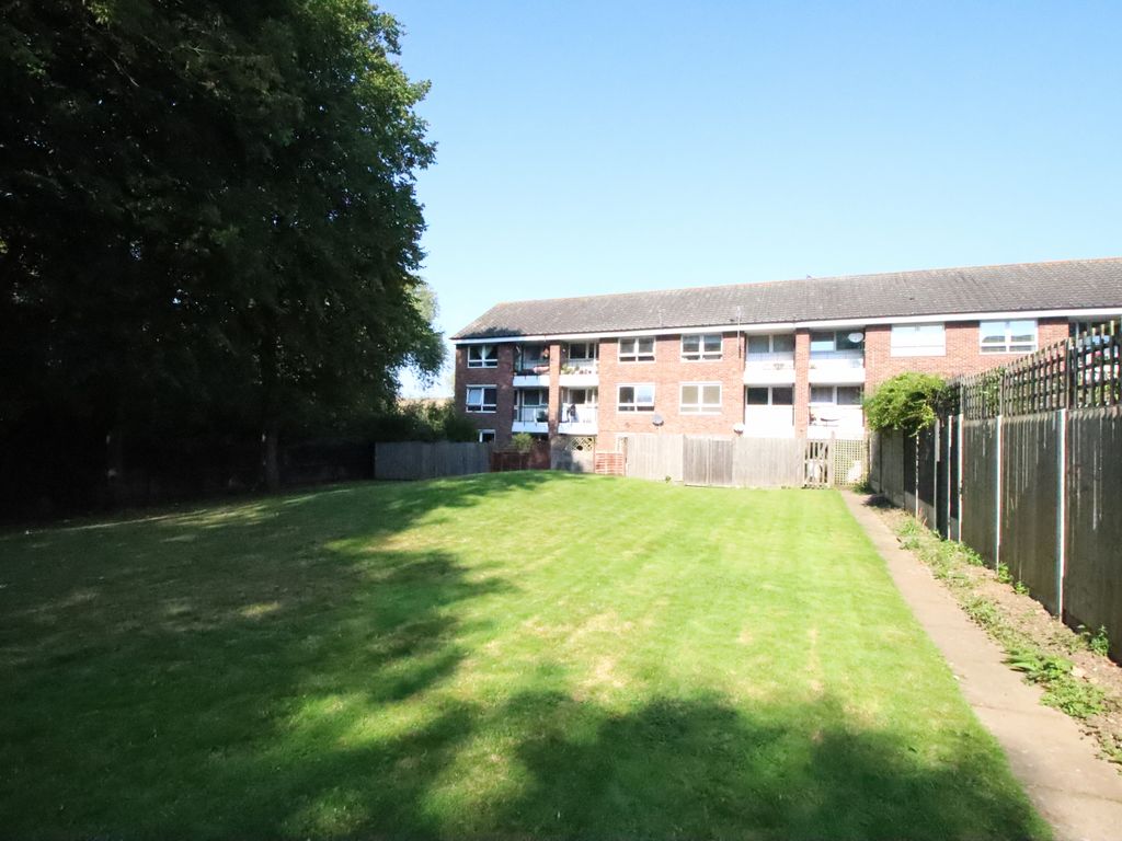 2 bed flat for sale in Invicta Close, Chislehurst BR7, £340,000