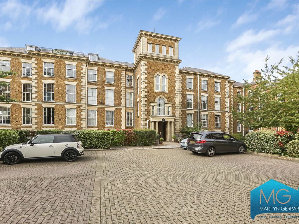 3 bed flat for sale in Princess Park Manor, Royal Drive N11, £500,000