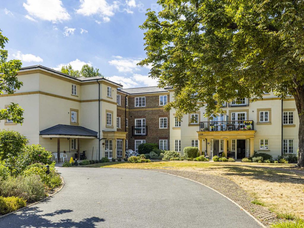 1 bed flat for sale in Gifford Lodge, Twickenham TW2, £450,000