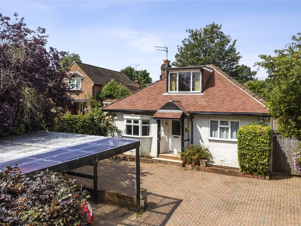 4 bed detached bungalow for sale in Stanley Hill, Amersham HP7, £675,000