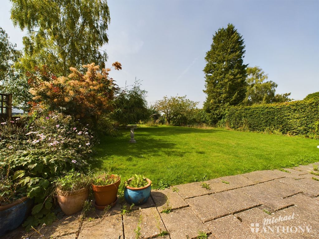 3 bed detached bungalow for sale in Upton, Aylesbury HP17, £475,000