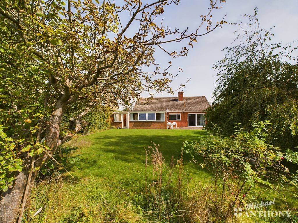 3 bed detached bungalow for sale in Upton, Aylesbury HP17, £475,000