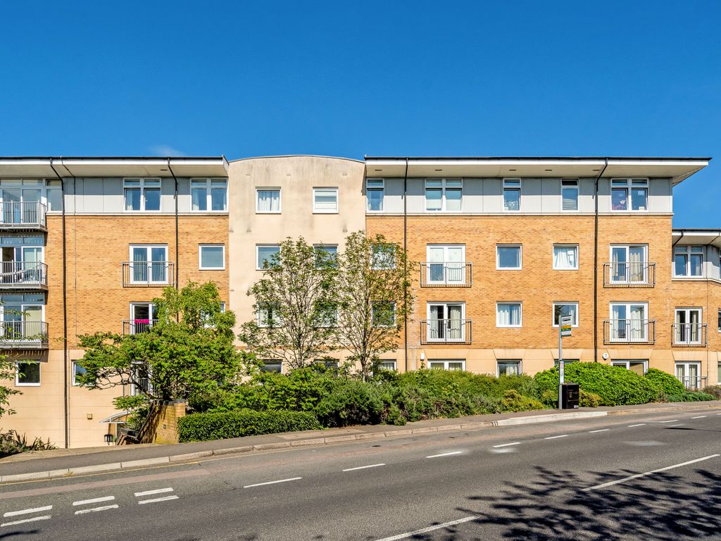 2 bed flat for sale in Camp Road, St. Albans AL1, £350,000