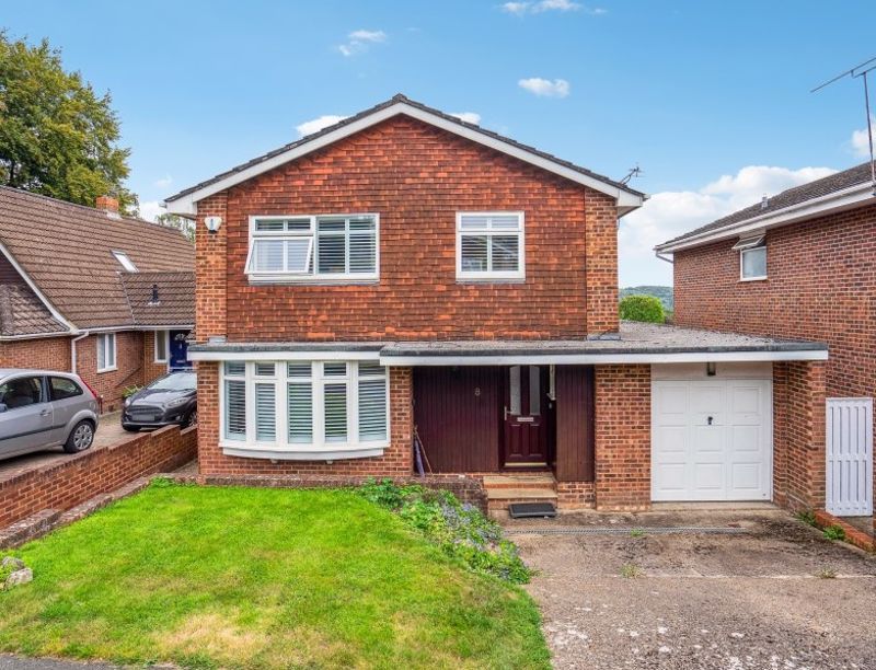4 bed detached house for sale in Beverley Close, Marlow SL7, £975,000