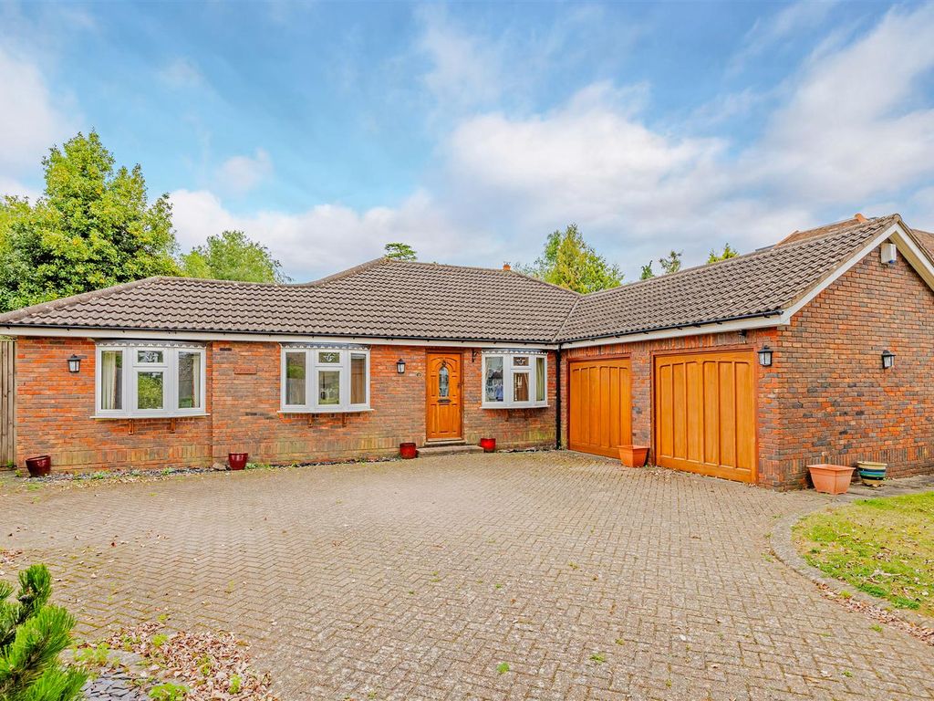 4 bed detached bungalow for sale in Beacon Way, Banstead SM7, £950,000