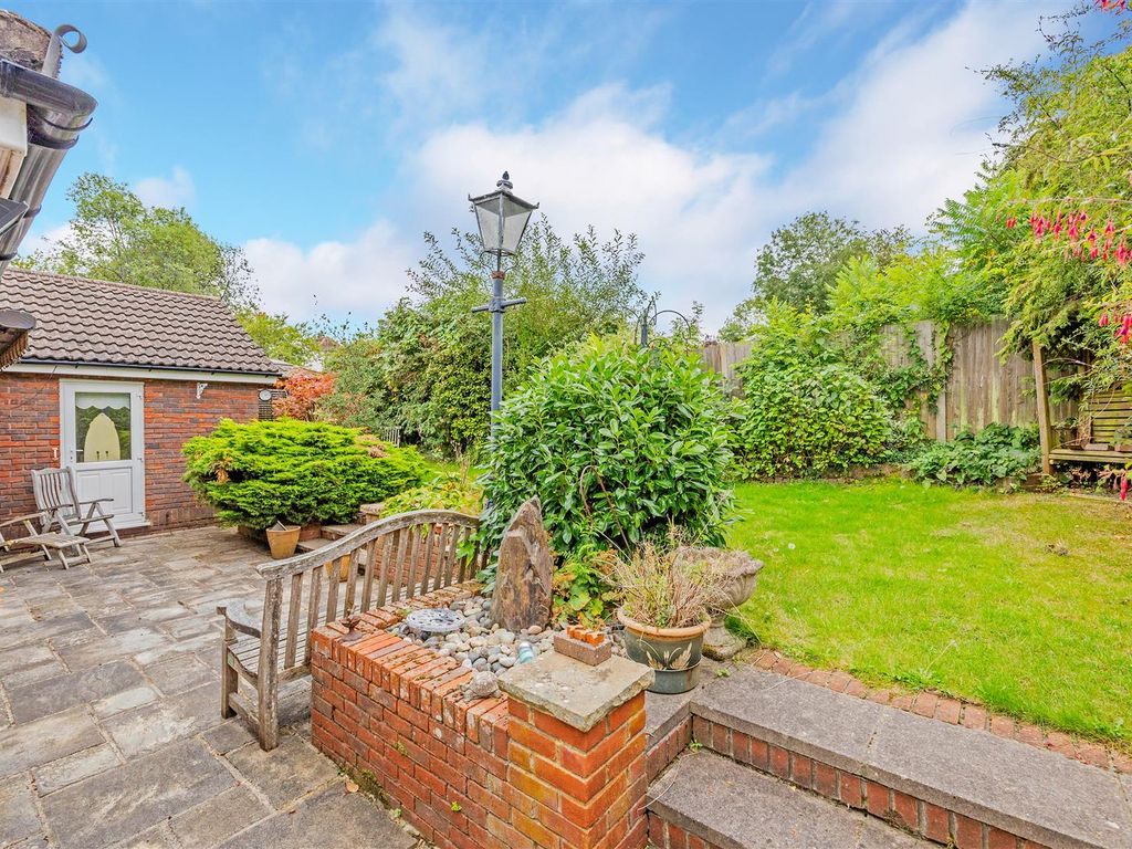 4 bed detached bungalow for sale in Beacon Way, Banstead SM7, £950,000