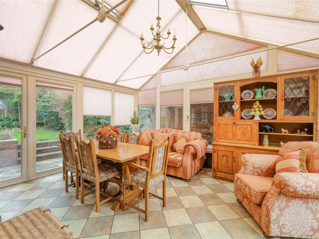 4 bed detached bungalow for sale in Beacon Way, Banstead SM7, £950,000