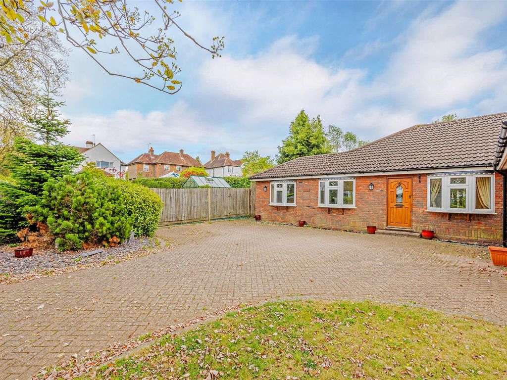 4 bed detached bungalow for sale in Beacon Way, Banstead SM7, £950,000