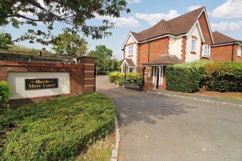 3 bed flat for sale in Amersham Road, Hazlemere, High Wycombe HP15, £339,950