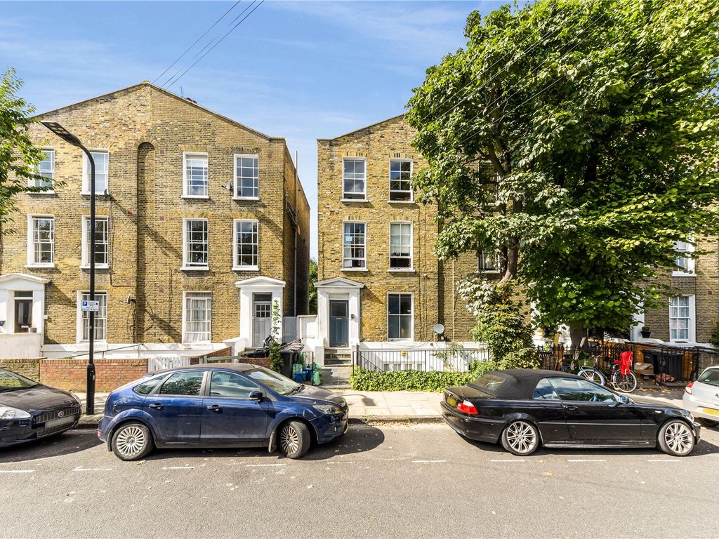 2 bed flat for sale in Malvern Road, Hackney, London E8, £475,000