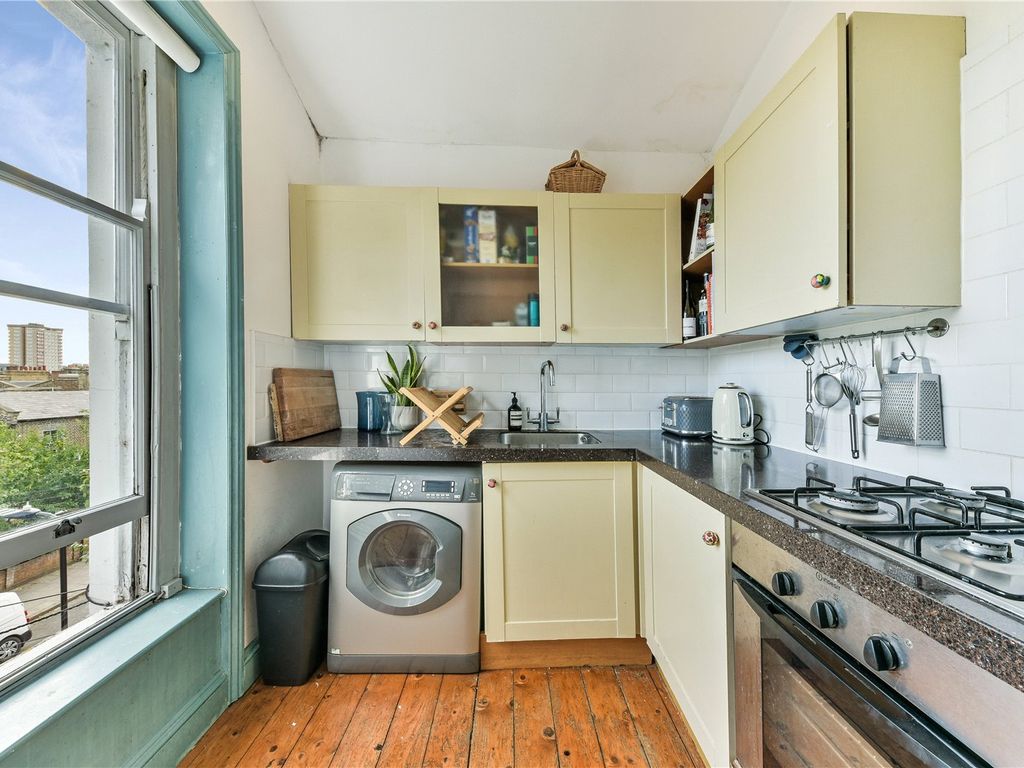2 bed flat for sale in Malvern Road, Hackney, London E8, £475,000