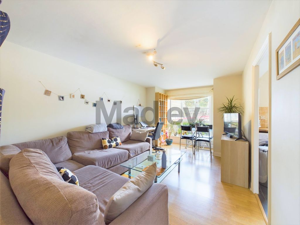 1 bed flat for sale in Transom Close, London SE16, £340,000
