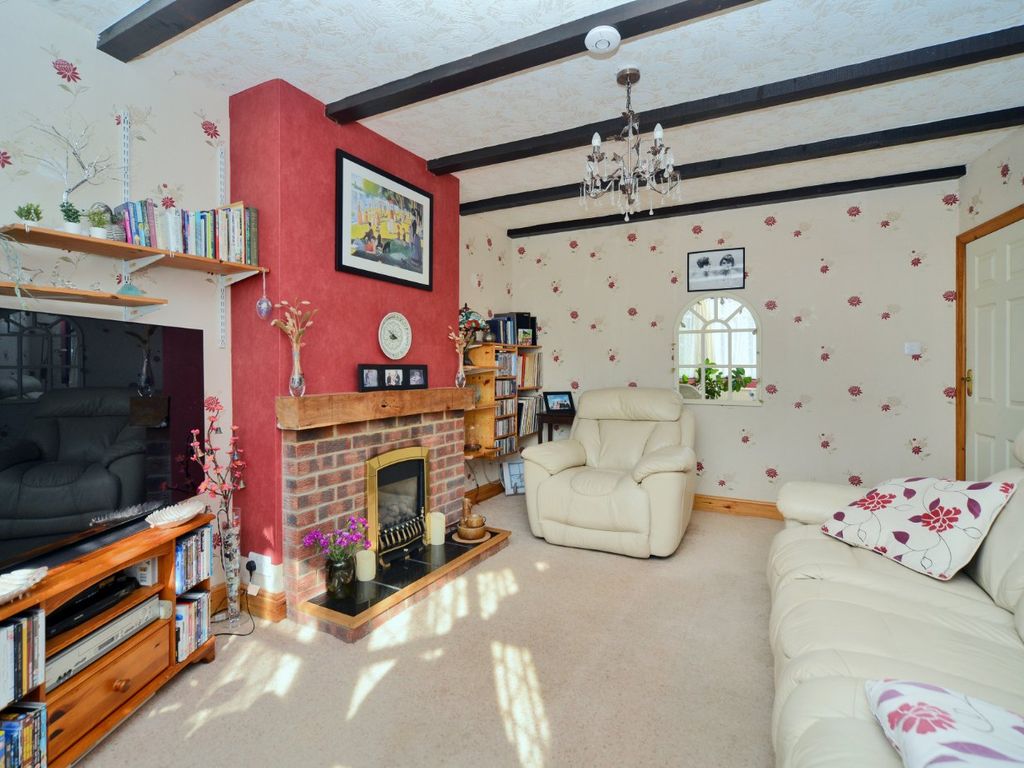 4 bed end terrace house for sale in Fairford Gardens, Worcester Park, Surrey KT4, £575,000