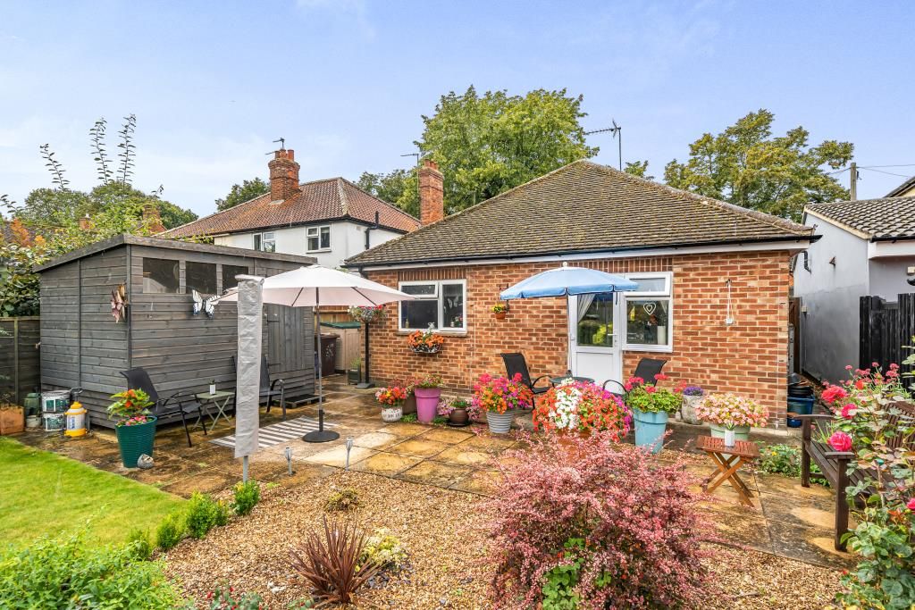 2 bed detached bungalow for sale in Twyford, Oxfordshire OX17, £425,000