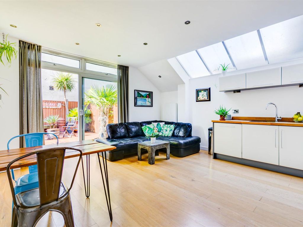 2 bed flat for sale in Bollo Lane, Chiswick W4, £525,000