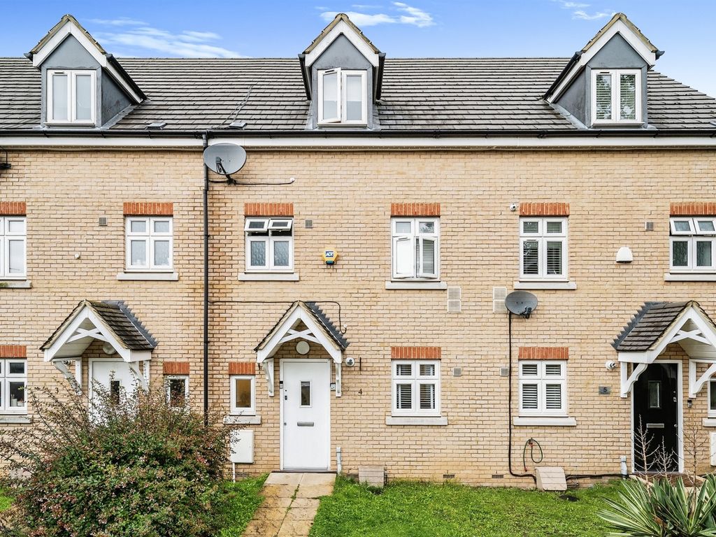 4 bed terraced house for sale in Oakley Gardens, Luton LU4, £375,000