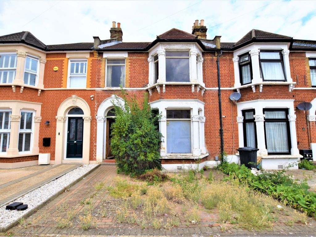 3 bed terraced house for sale in Lansdowne Road, Ilford IG3, £400,000