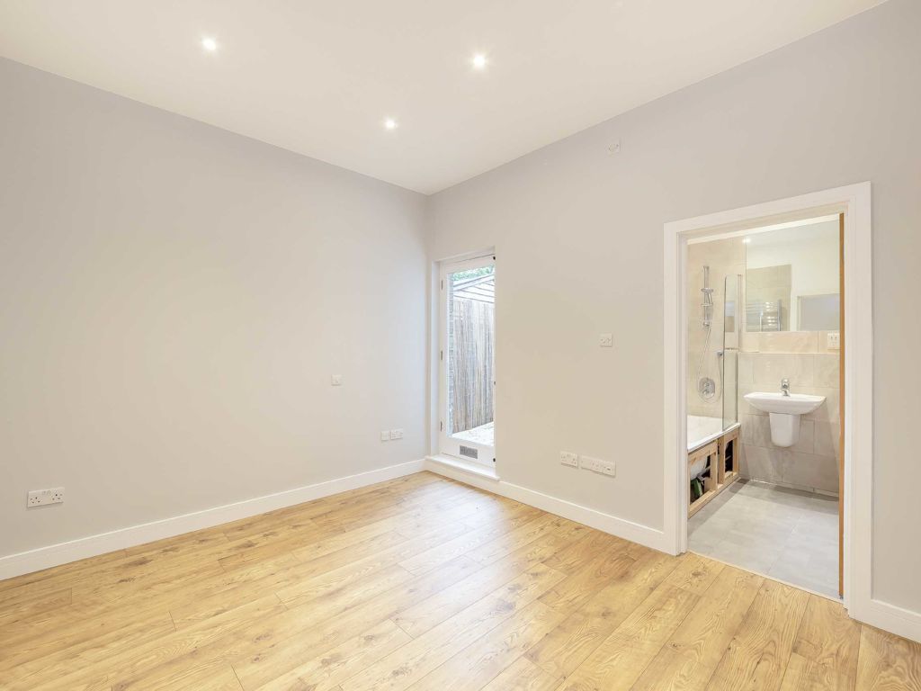 3 bed flat for sale in Aldbourne Road, London W12, £899,950