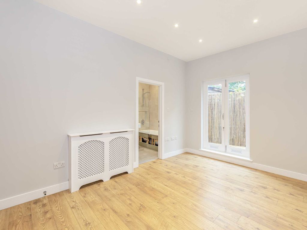 3 bed flat for sale in Aldbourne Road, London W12, £899,950