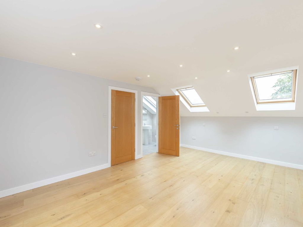 3 bed flat for sale in Aldbourne Road, London W12, £725,000