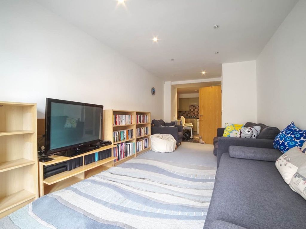 1 bed flat for sale in Southwark Park Road, London SE16, £365,000