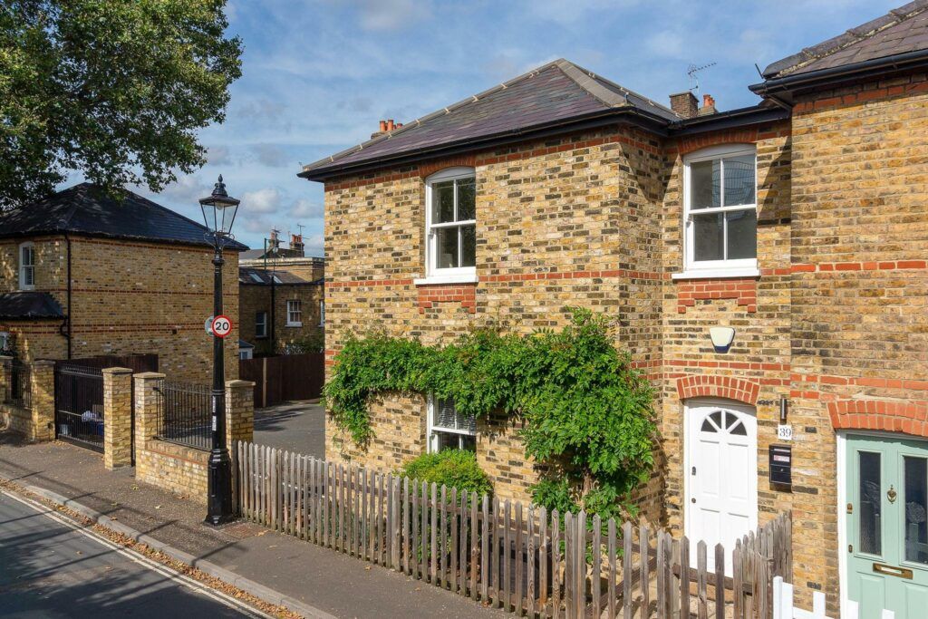 1 bed cottage for sale in Worple Way, Richmond TW10, £750,000