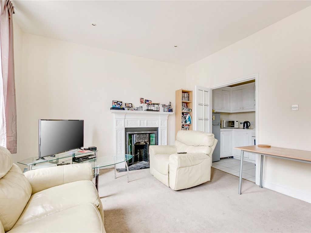 2 bed flat for sale in Fulham Road, Parsons Green SW6, £420,000
