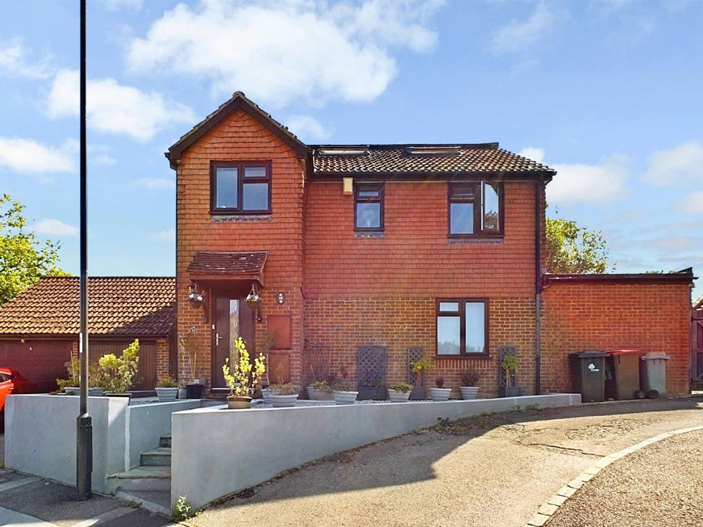 4 bed detached house for sale in Wilberforce Close, Pease Pottage, Crawley RH11, £440,000