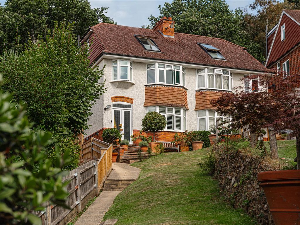 4 bed property for sale in Sylvan Way, Redhill RH1, £600,000