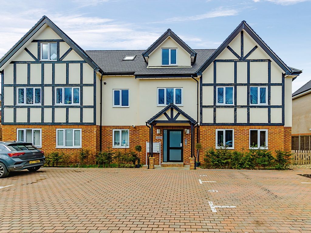 3 bed flat for sale in Kingswood Lane, Warlingham CR6, £450,000