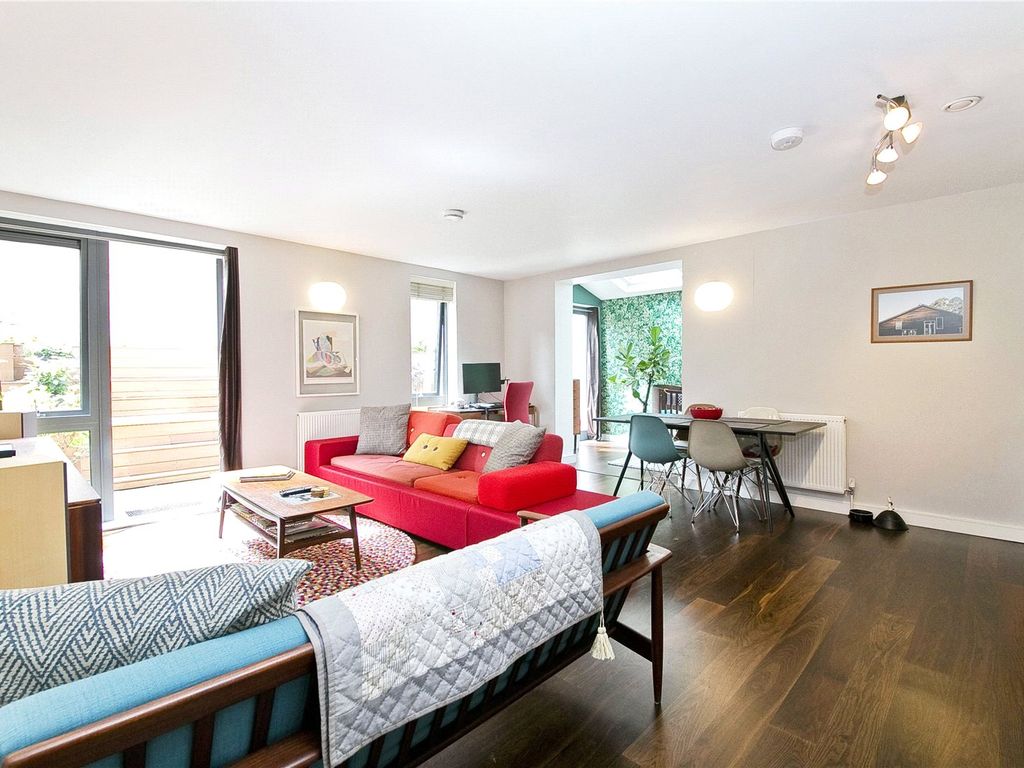 2 bed flat for sale in Morton Road, Islington, London N1, £675,000