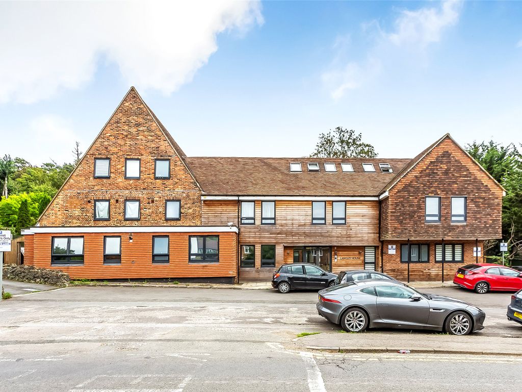 2 bed flat for sale in Church Lane, Oxted, Surrey RH8, £375,000