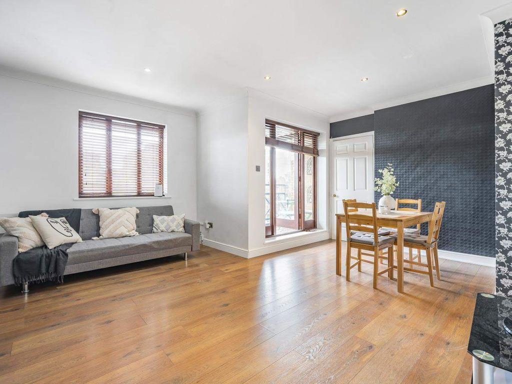 1 bed flat for sale in Lady Booth Road, Kingston Upon Thames KT1, £375,000