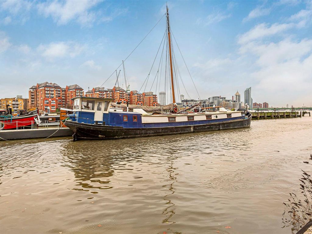 3 bed houseboat for sale in Plantation Wharf Quay, Battersea SW11, £650,000