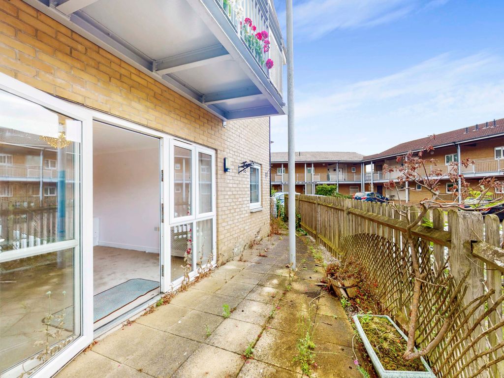 2 bed flat for sale in Patrons Way East, Denham Garden Village, Denham, Buckinghamshire UB9, £435,000