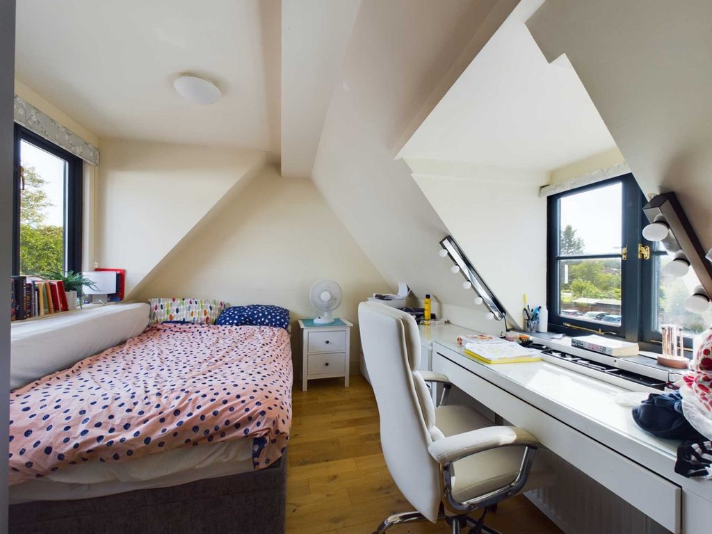2 bed maisonette for sale in West Street, Marlow SL7, £425,000