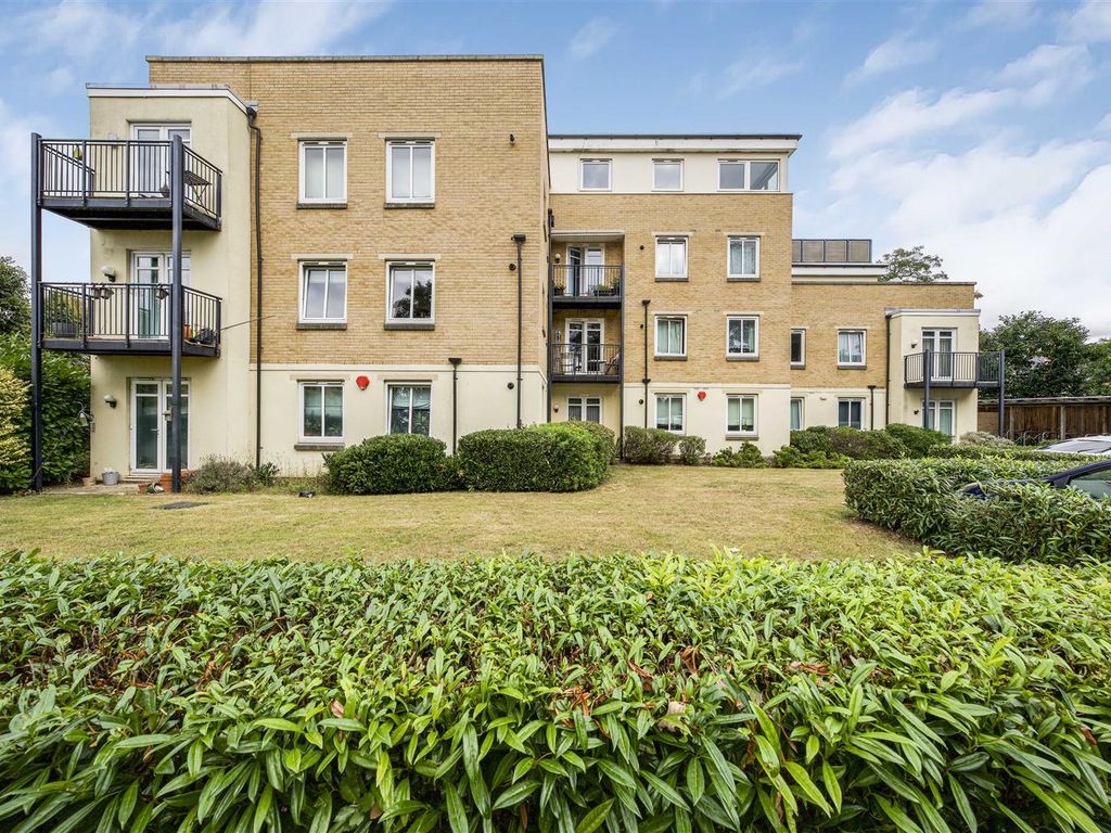 2 bed flat for sale in Worton Road, Isleworth TW7, £365,000