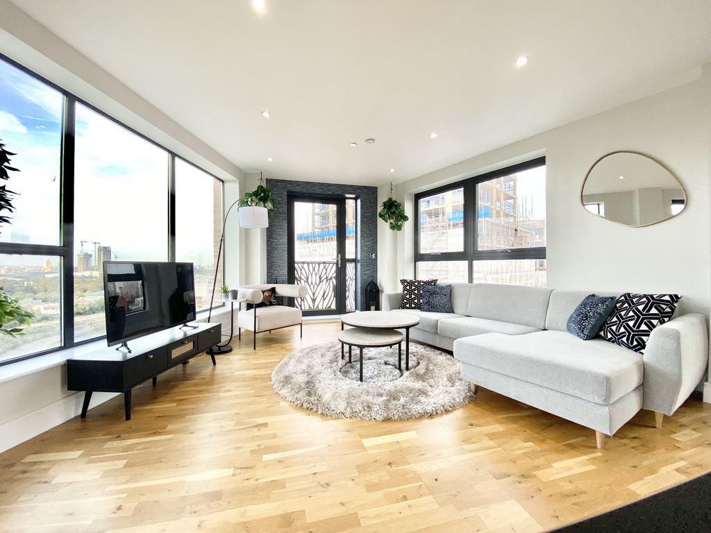 3 bed penthouse for sale in Cityview Point, Aberfeldy Village, Poplar E14, £595,000