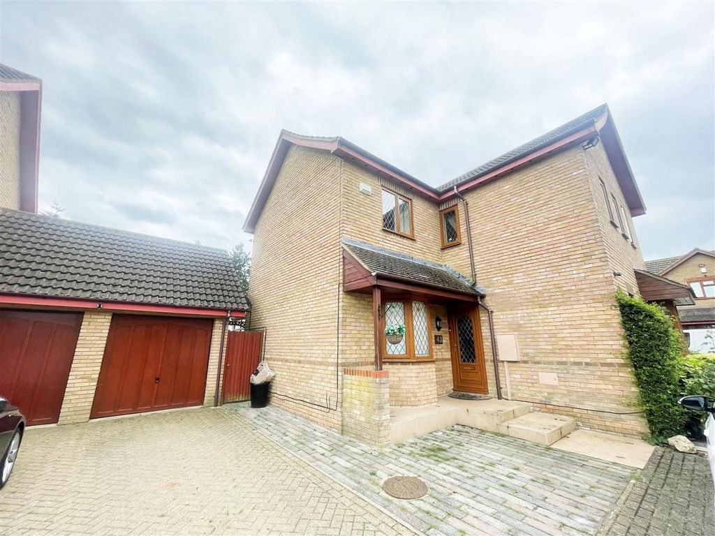 4 bed detached house to rent in Pastern Place, Downs Barn, Milton Keynes MK14, £2,200 pcm