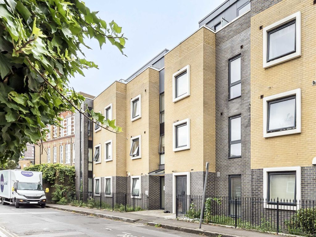 2 bed flat to rent in Gervase Street, London SE15, £2,000 pcm