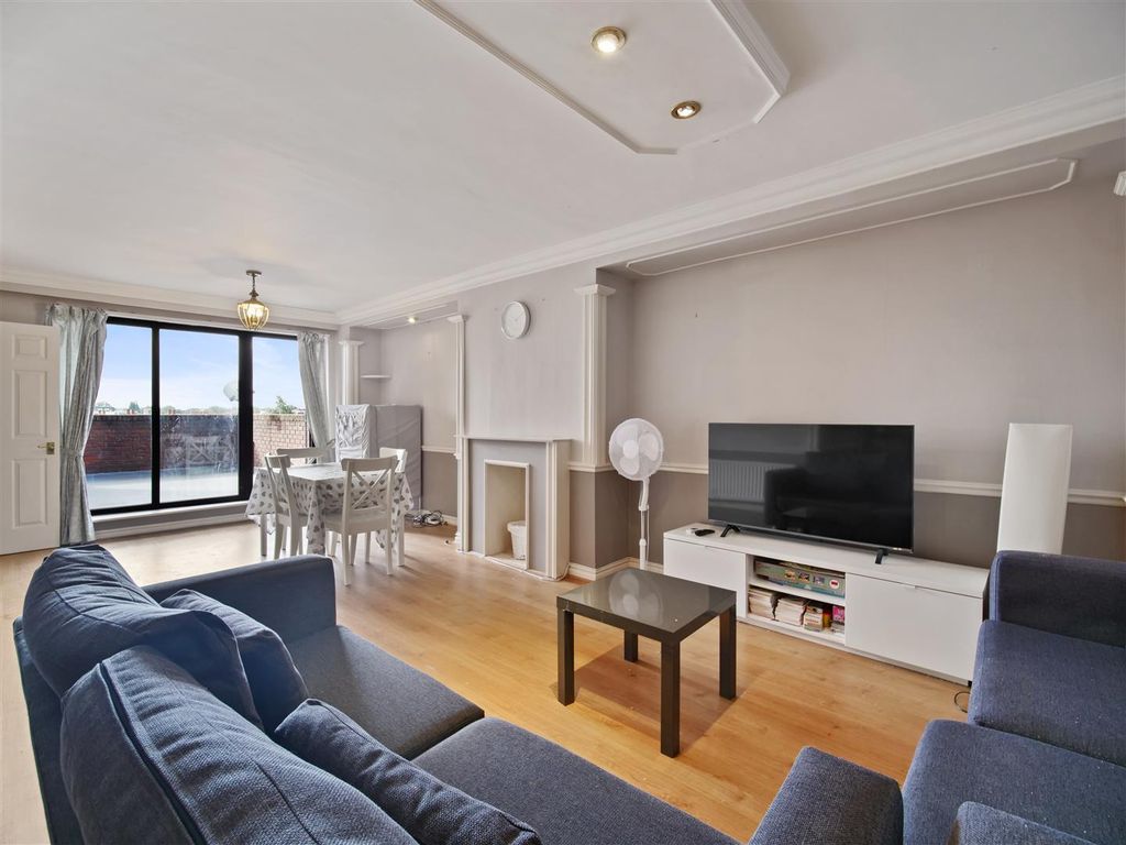 2 bed flat for sale in The Broadway, London SW19, £430,000