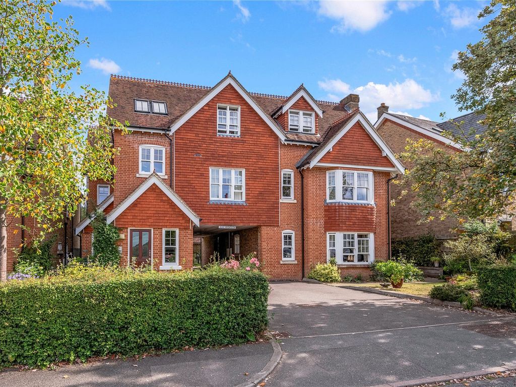 2 bed flat for sale in Hardwicke Road, Reigate RH2, £425,000