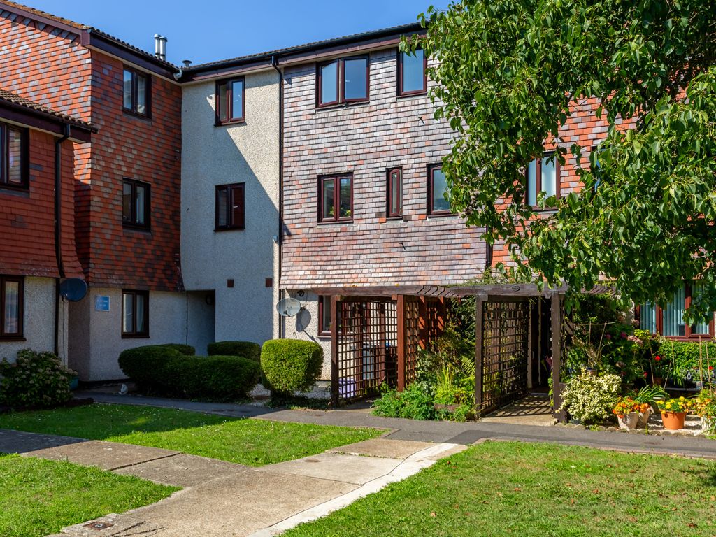 2 bed flat for sale in Coniston Close, London SW20, £425,000