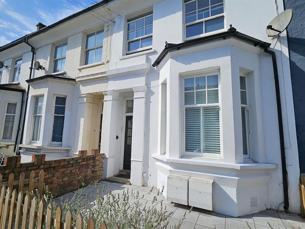 2 bed flat for sale in Cheshire Road, London N22, £415,000