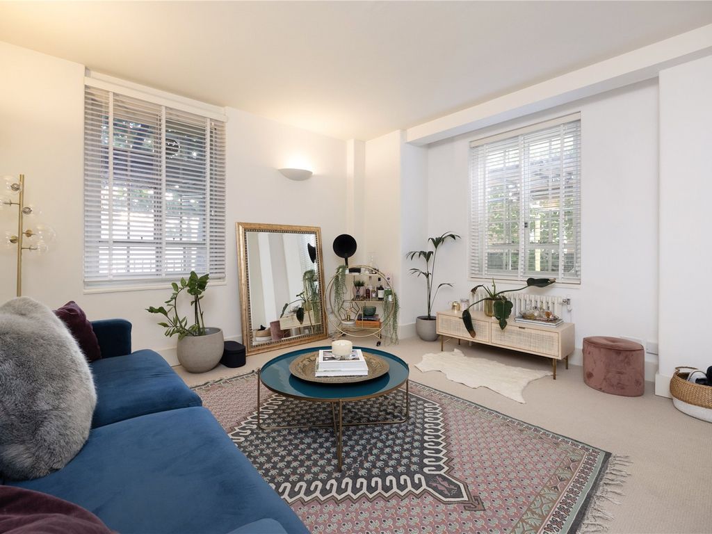 1 bed flat for sale in Swan Court, Chelsea Manor Street, Chelsea SW3, £425,000